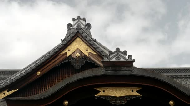 Kyoto, JAPAN - 16. April 2018: Das Dach eines Gebäudes am Fuschimi-Inari-Schrein wird aus nächster Nähe betrachtet — Stockvideo