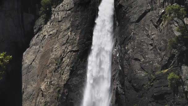 Un clip de inclinación en cámara lenta de caídas de yosemite inferiores en el parque nacional de yosemite — Vídeos de Stock