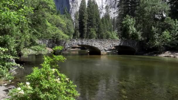 Colpo di ora legale del ponte ahwahnee al parco nazionale di Yosemite — Video Stock