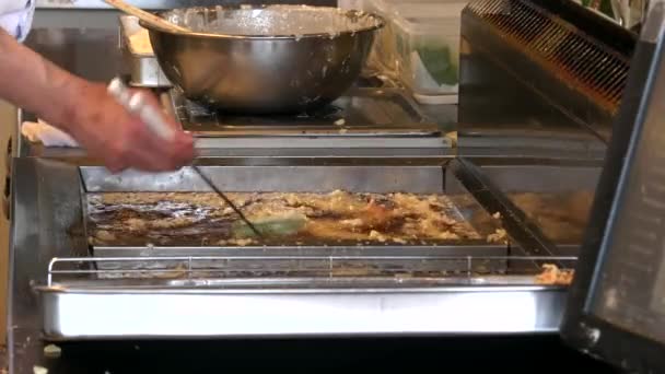 Légumes tempura cuits dans une friteuse dans un restaurant à kawaguchiko — Video