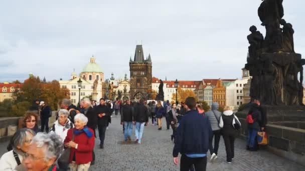 PRAAG, TSJECHIË - OKTOBER, 10, 2017: brede gimbal shot van een toren op Charles Bridge in Praag — Stockvideo