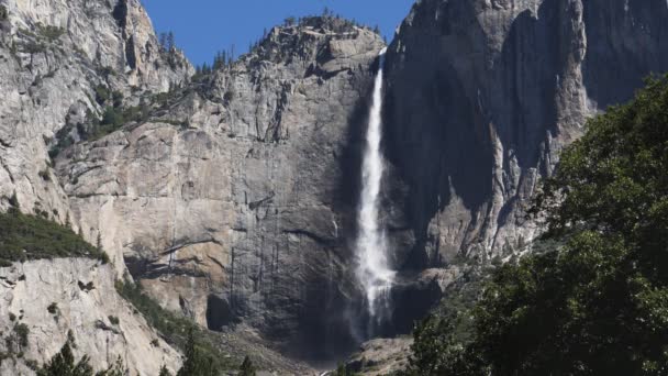 Un ampio angolo 180p rallentatore colpo di yosemite superiore cade al parco nazionale di yosemite — Video Stock