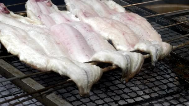 Primer plano de pescado a la parrilla por un vendedor fuera fushimi inari santuario — Vídeos de Stock