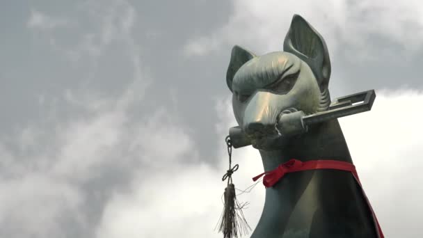 KYOTO, JAPAN - 16. April 2018 Extreme Nahaufnahme einer Fuchsstatue am fushimi inari-Schrein in Kyoto, Japan — Stockvideo