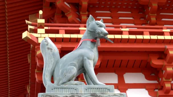 Kyoto, JAPAN - 16. April 2018: Seitenansicht einer Fuchsstatue vor einem Tempel am Fuschimi-Inari-Schrein — Stockvideo