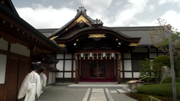 KYOTO, Japonsko - 16. dubna 2018: mniši vstupují do budovy ve svatyni fushimi inari — Stock video