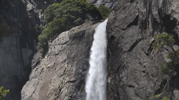 Un clip de cámara lenta de 180p de bajas caídas de yosemite en el parque nacional de yosemite — Vídeo de stock