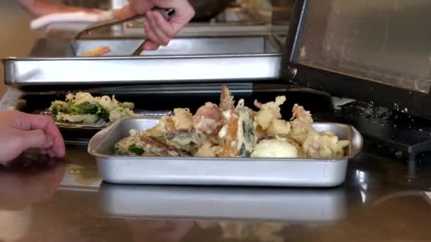 Gamberi tempura appena cotti in un vassoio in un ristorante giapponese — Video Stock