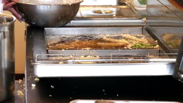 Close up de um chef colocando camarões tempura e legumes em uma fritadeira em um restaurante — Vídeo de Stock