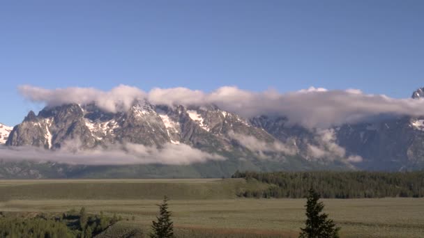 Pásztázás jobb klipet a tetonok és kígyó folyó kilátás nyílik a nagy tetons nemzeti park — Stock videók