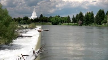 Yılan nehrinde bir Weir ve Idaho 'daki Mormon tapınağı yıkılıyor.