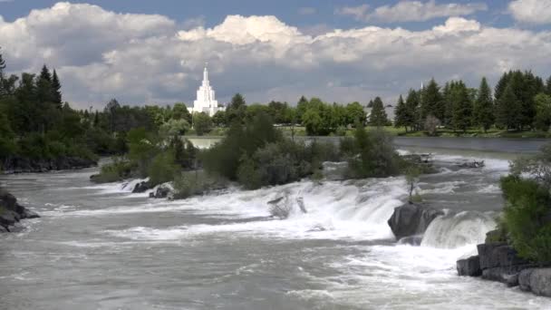 Cascada y mormón templo en idaho cae — Vídeos de Stock