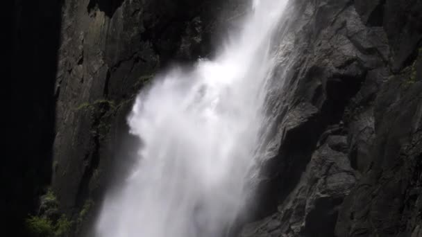 Un acercamiento zoom en la toma de caídas de yosemite inferior en el parque nacional de yosemite — Vídeos de Stock