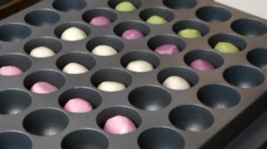 Kyoto 'da bir dükkanda marumochi topları, aromalı pirinç kekleri yapan bir makine.