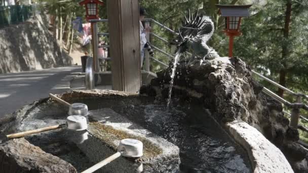 180p powolny ruch szeroki strzał fontanny oczyszczania na przybytku sengenu Arakura — Wideo stockowe