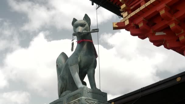 KYOTO, JAPÓN - 16 DE ABRIL DE 2018: Estatua de un zorro sosteniendo una llave en el santuario de fushimi inari en Japón — Vídeo de stock