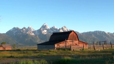 Wyoming 'de gün doğumunda bir ahır ve Grand Teton' un çekimi