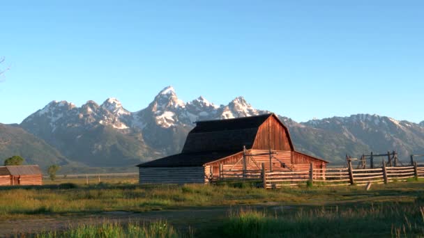 Toma de un granero y un gran tetón al amanecer en Wyoming — Vídeos de Stock