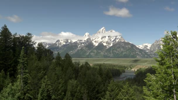 Blick vom Schlangenfluss auf Grand Teton am Morgen — Stockvideo