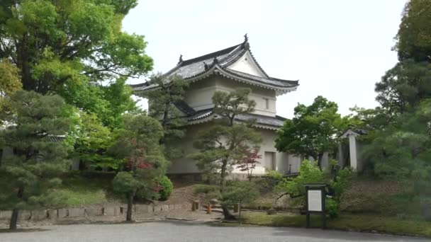 KYOTO, JAPAN - KWIETNIA, 16 KWIETNIA 2018: widok na wieżę strażniczą na zamku nijo-jo w Kyoto — Wideo stockowe
