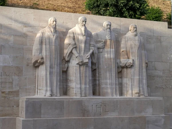 GENEVA, SWITZERLAND - JUNHO, 7, 2019: ampla foto das estátuas dos reformadores em Genebra — Fotografia de Stock