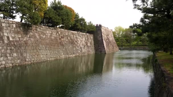 Verteidigungssteinmauer und Wassergraben bei der Burg Nijo in Kyoto — Stockvideo