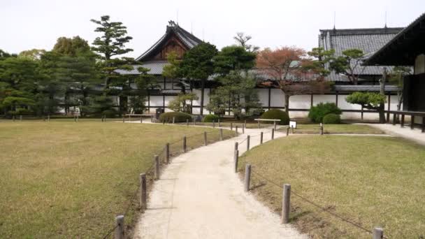 KYOTO, JAPÃO - ABRIL, 16, 2018: zoom em tiro de um caminho e palácio ninomaru no castelo nijo-jo em kyoto — Vídeo de Stock