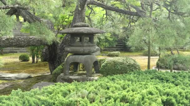 Eine Steinlaterne in einem Garten bei nijo-jo Burg in kyoto — Stockvideo
