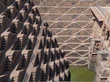 Chand Baori 'nin dibindeki su manzarası. Hindistan' ın Abhaneri köyünde bir Stepwell.