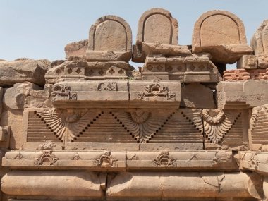 Chand Baori 'de bir duvara oyulmuş taş süslemeler, Hindistan' ın Rajasthan eyaletinde bir stepwell.