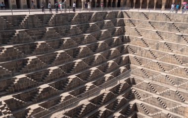 ABHANERI, INDIA-MAR, 24, 2019: Chand Baori 'nin tepesi, Hindistan' ın bir köyünde bir stepwell.
