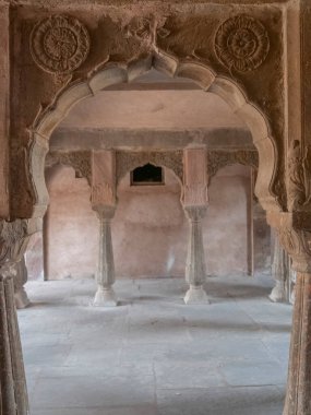 Chand Baori 'deki binanın içi. Hindistan' ın Rajasthan eyaletinde bir Stepwell.