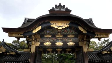 KYOTO, JAPONYA - 16, 2018: Kyoto 'daki Nijo Kalesi' ndeki Karamon kapısının kuzey tarafının görüntüsü