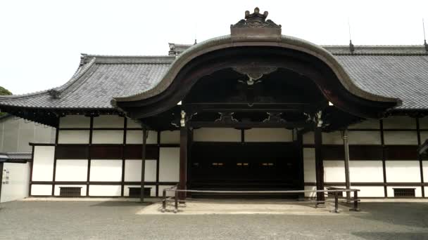 KYOTO, JAPÃO - ABRIL, 16, 2018: zoom in shot of a palace at nijo-jo castle in kyoto — Vídeo de Stock