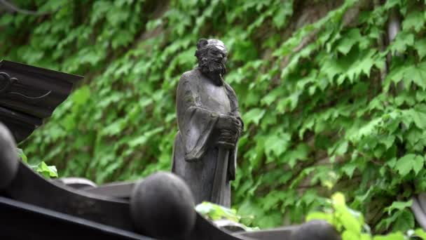 Una estatua en el techo de una casa de té en el distrito de Gion de Kyoto — Vídeos de Stock