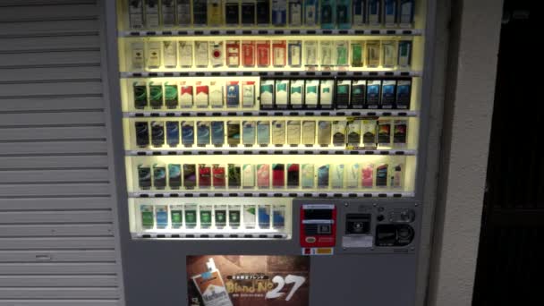 KYOTO, JAPON - 16 AVRIL 2018 : vue panoramique d'un distributeur automatique de cigarettes à Kyoto — Video