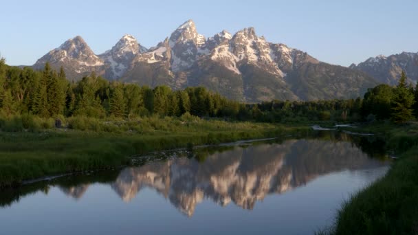 Αντανάκλαση του Grand Teton στο Schwabacher προσγείωση το πρωί στο εθνικό πάρκο Grand Teton στο Wyoming — Αρχείο Βίντεο
