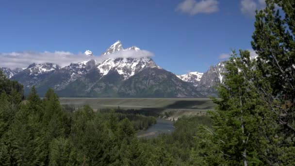 En morgenzoom i skudt grand teton fra slange flod udsigt i grand teton nationalpark – Stock-video