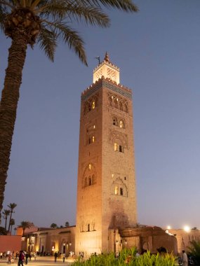 Marakeş 'teki jemaa el-fnaa pazarının yakınındaki koutoubia camilerinin gece görüşü.