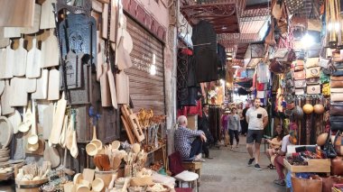 MARRAKESH, MOROCCO- HAZİRAN, 10, 2019: Marakeş 'teki marketlerin önünden geçmek
