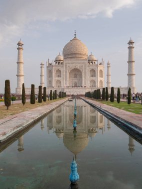 AGRA, Hindistan - 26 Mart 2019: Tac Mahal ve yansıma havuzunun sabah çekimi