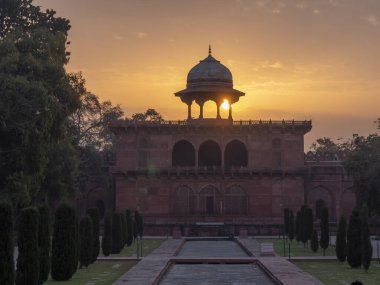 AGRA, Hindistan - 26 Mart 2019: Tac Mahal bahçesindeki naubat khana binasının tepesinde güneş doğuyor.