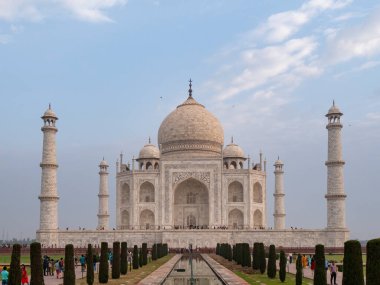 AGRA, Hindistan - Mart, 26, 2019: Bir bahar sabahı Tac Mahal 'in ön manzarası