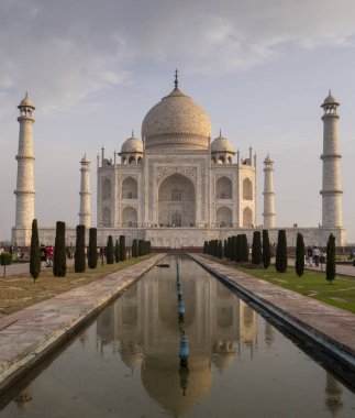 AGRA, Hindistan - 26 Mart 2019: Tac Mahal 'in sabah çekimi ve havuza yansıması