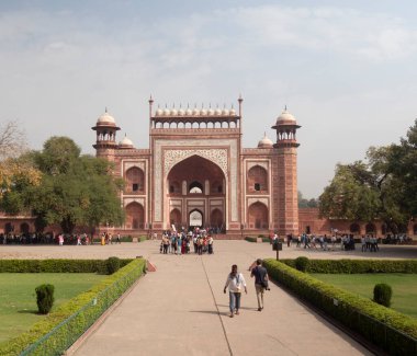 AGRA, Hindistan - 26 Mart 2019: Hindistan 'daki Tac Mahal' in ana girişinin geniş açılı görüntüsü.