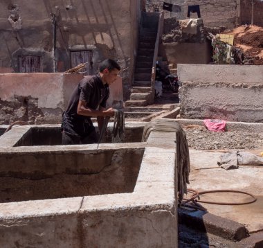 MARRAKESH, MOROCCO- HAZİRAN, 10, 2019: Eski tabakhanelerden birinde tabakhane işçisi