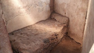 NAPLES, Italya- 13 Haziran 2019: Pompeii genelevinde bir yatak