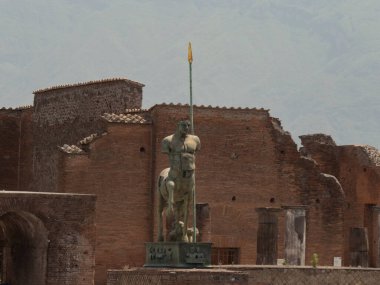 NAPLES, ITALY- 13 Haziran 2019: Pompeii 'de bir Centaur' ın modern sanat bronz heykelinin önü