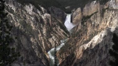Yellowstone üzerinde yüksek akış açısı sanatçı noktasından düşer