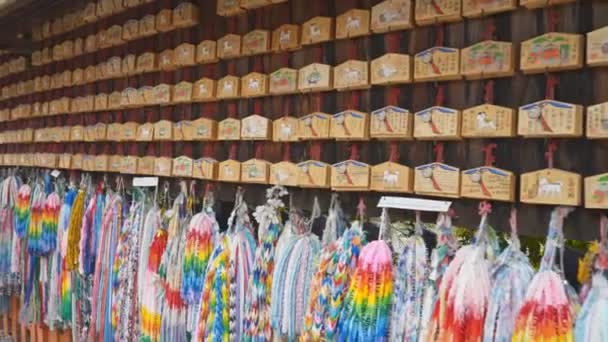 Gimbal schot wandelen langs ema wenskaarten bij fushimi inari heiligdom in kyoto in kyoto — Stockvideo